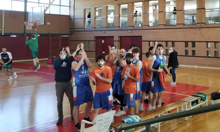 Els jugadors del CB Cambrils saludant a l'afició desplaçada a Torreforta