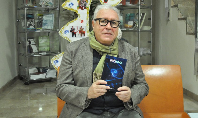 Robert Benaiges amb un exemplar de la seva darrera novel·la "Pròxima"