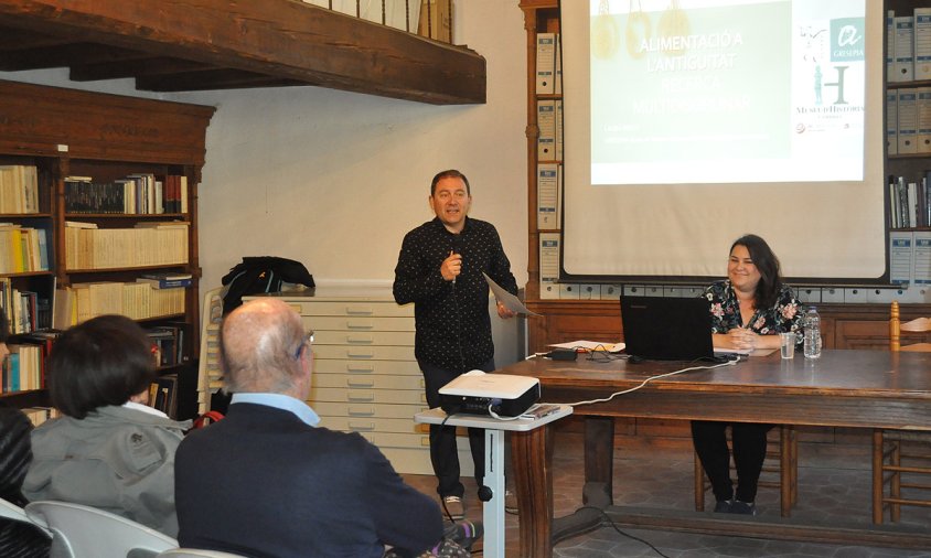 Un moment de la xerrada de Laura Brício, ahir al vespre, presentada pel director del Museu d'Història, Gerard Martí