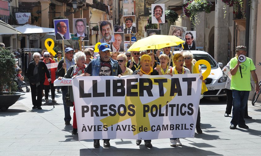 Arribada de la manifestació dels Avis i Àvies, ahir, a la plaça de la Vila