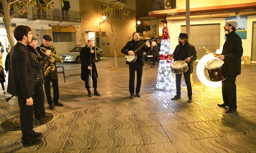 El grup Men in Swing, ahir a la tarda, a la plaça Catalunya