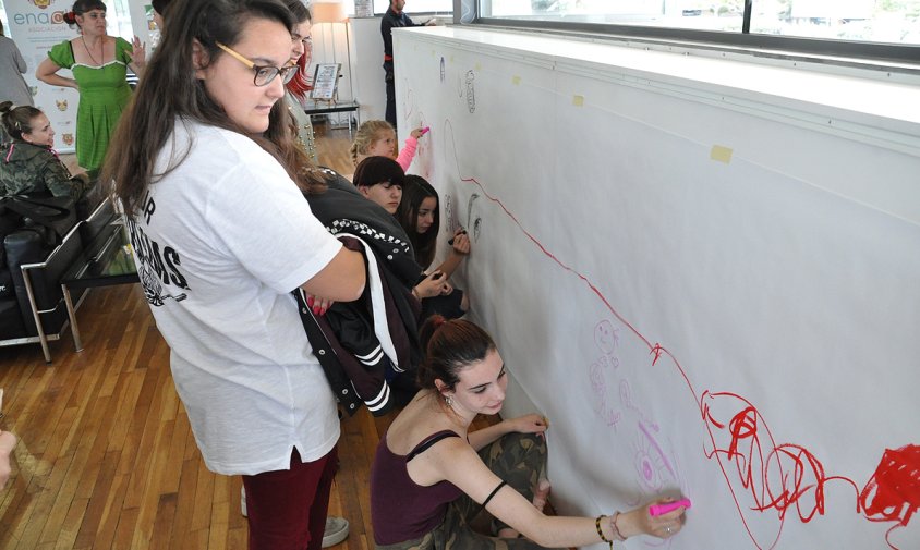 El dia de la inauguració de l'exposició es va pintar un mural de manera conjunta