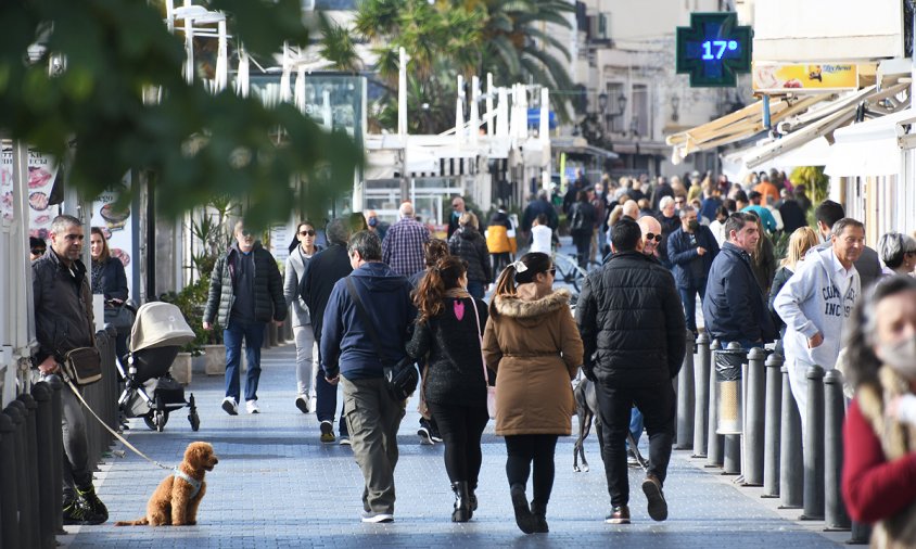 Gent passejant pel carrer Consolat de Mar, cap a finals del passat mes de novembre