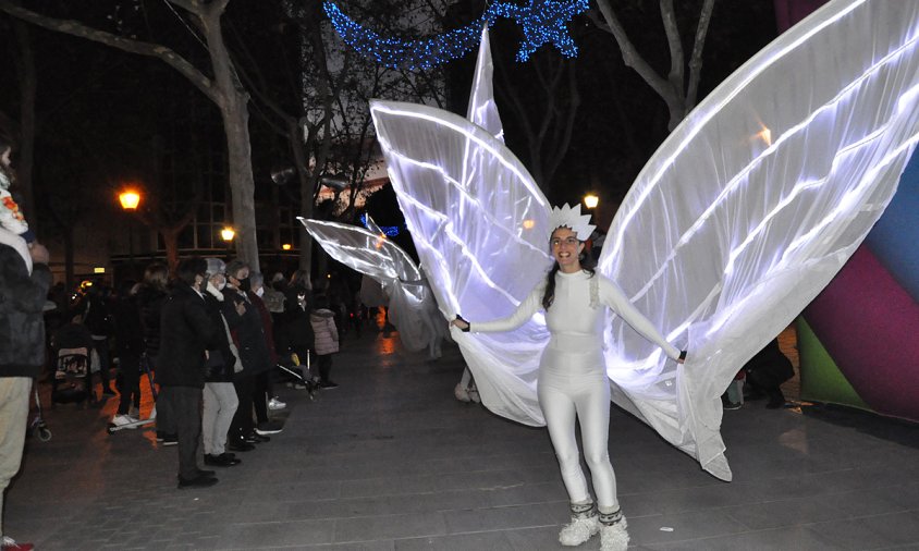 Un moment de l'espectacle de carrer, ahir a la tarda, de les Fades de Llum de la Cia. Circo-Up