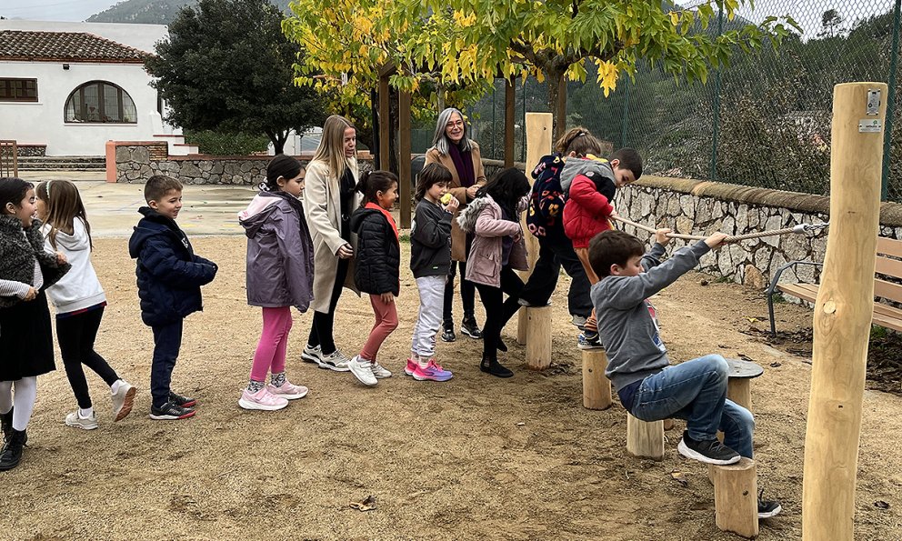 L’Ajuntament de Vandellòs i l’Hospitalet de l’Infant instal·la nous jocs al pati de l’Escola Valdelors