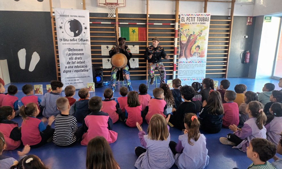 L'associació cultural La veu entre cultures porta el seu projecte del petit Toubab a tres escoles cambrilenques