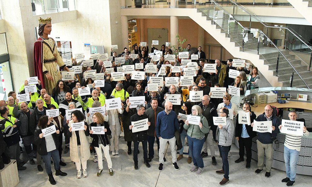 «Exigim solucions, no promeses»; segona manifestació dels treballadors municipals en cinc dies