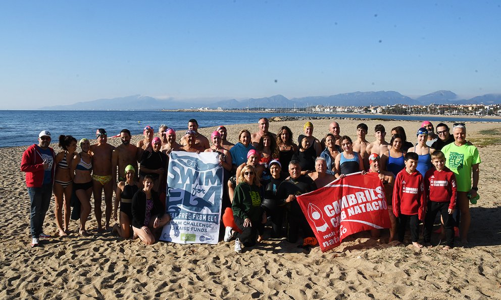 La Sant Silvestre aquàtica reuneix prop d’una quarantena de nedadors a la platja del Cavet