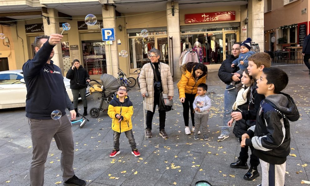 Un entretingut taller de bombolles clou «El Nadal més divertit» de la Unió de Botiguers