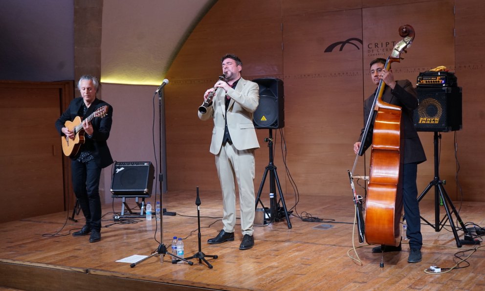 L’exhibició virtuosística del Cat Klezmer Trio clou el cicle de concerts a la Cripta