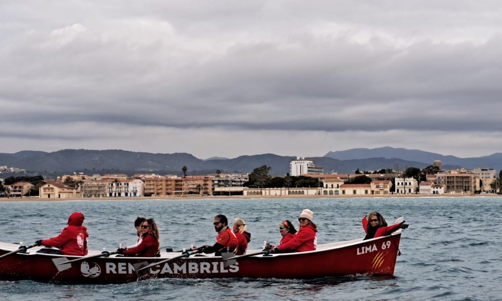 Un equip del Club Rem Cambrils completa la tercera jornada de la Gran Travessia de Llagut Català, marcada per l'estat de la mar