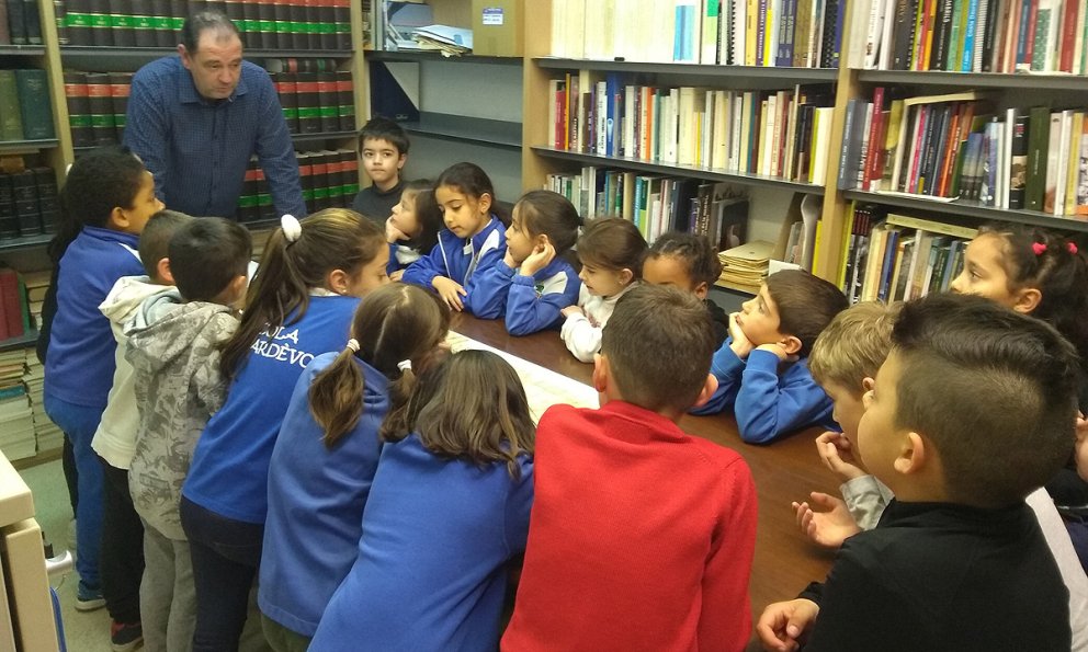 Alumnes de l'escola Joan Ardèvol descobreixen els «Camins de ferro» a l'Arxiu Municipal